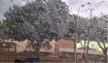 Chuva fora de época surpreende moradores em Aparecida de Goiânia; veja
