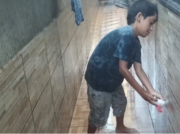 Filho faz troca de torneira no interior de Goiás e orgulha os pais: “desde pequeno”