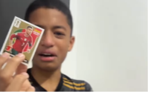 Menino encontra figurinha ouro de Cristiano Ronaldo e vai à loucura; veja vídeo