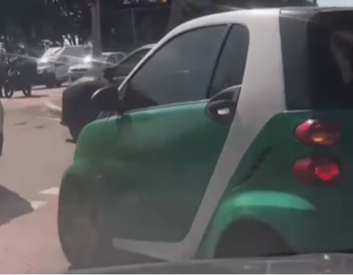 Imagem destacada do post: Motorista se exalta após mini carro atravessar na frente dele durante gravação