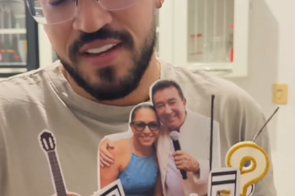 Imagem destacada do post: Fã de Amado Batista ganha bolo temático com foto do ídolo no meio da madrugada