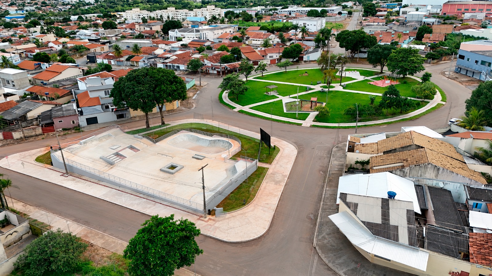 Vilela entrega nova praça e homenageia skatista conhecido em Aparecida