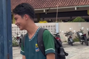 Pai vê filho saindo da escola e decide ‘trolar’ tratando adolescente como bebê