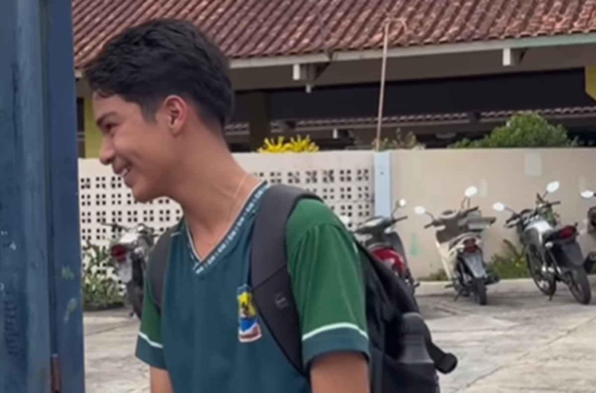 Imagem destacada do post: Pai vê filho saindo da escola e decide ‘trolar’ tratando adolescente como bebê