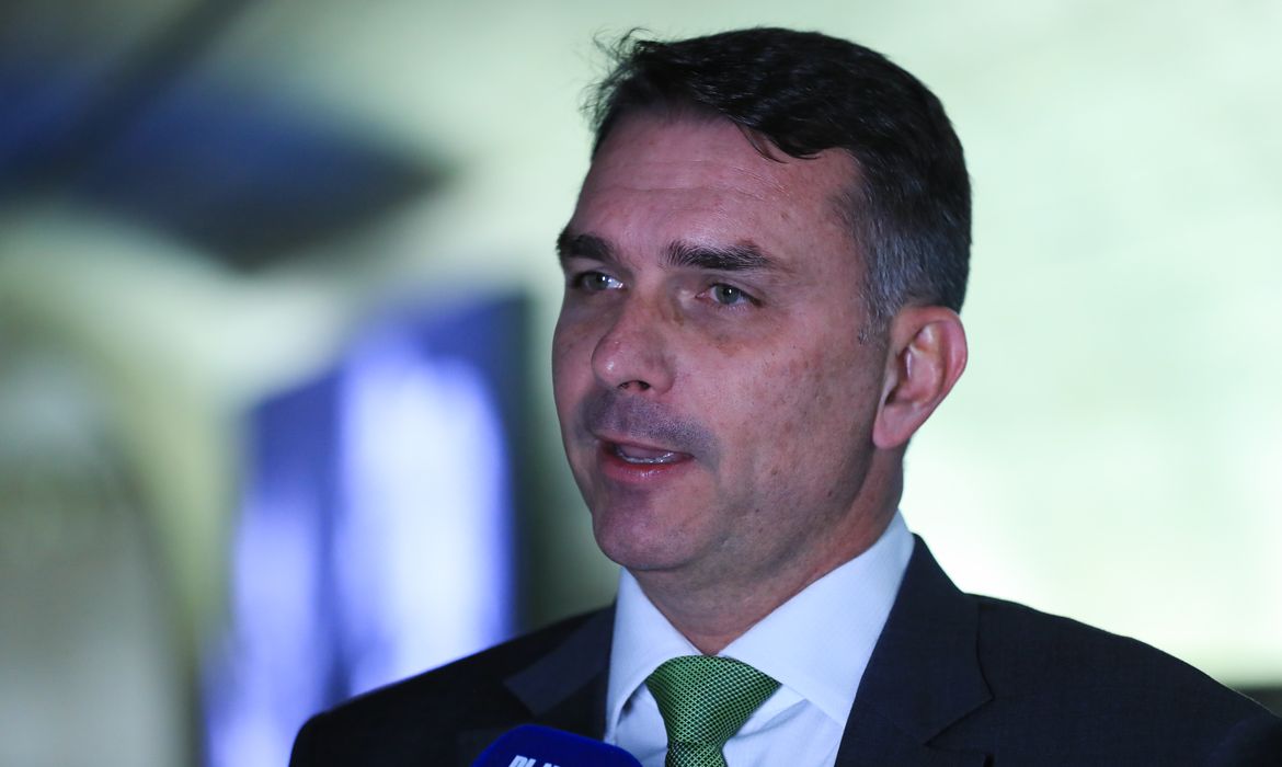 The Intercept: Em áudio, Flávio pede dinheiro a Vorcaro para filme sobre Jair Bolsonaro