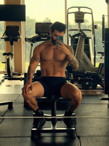 Gusttavo Lima prova que está no shape e Andressa Suita brinca: ‘acabou minha paz’