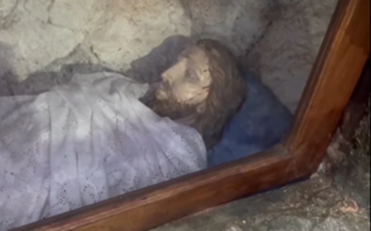 Imagem destacada do post: Mãe se emociona ao ver filha pedir pra ver ‘Jesus deitado’: “A gente vai tirar você daí”