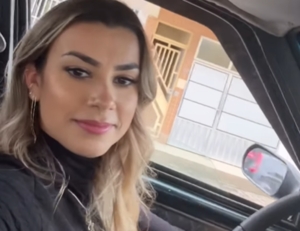 Mulher diverte web ao mostrar que som do carro só funciona com a porta aberta