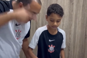 Pai surpreende filho com videogame no aniversário e criança emociona