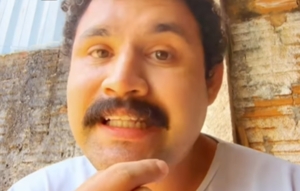 Trabalhador brinca após ser ‘proibido’ de comer a marmita pra almoçar comida caseira