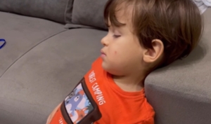 Menino dorme em pé após brincar bastante e vídeo viraliza nas redes