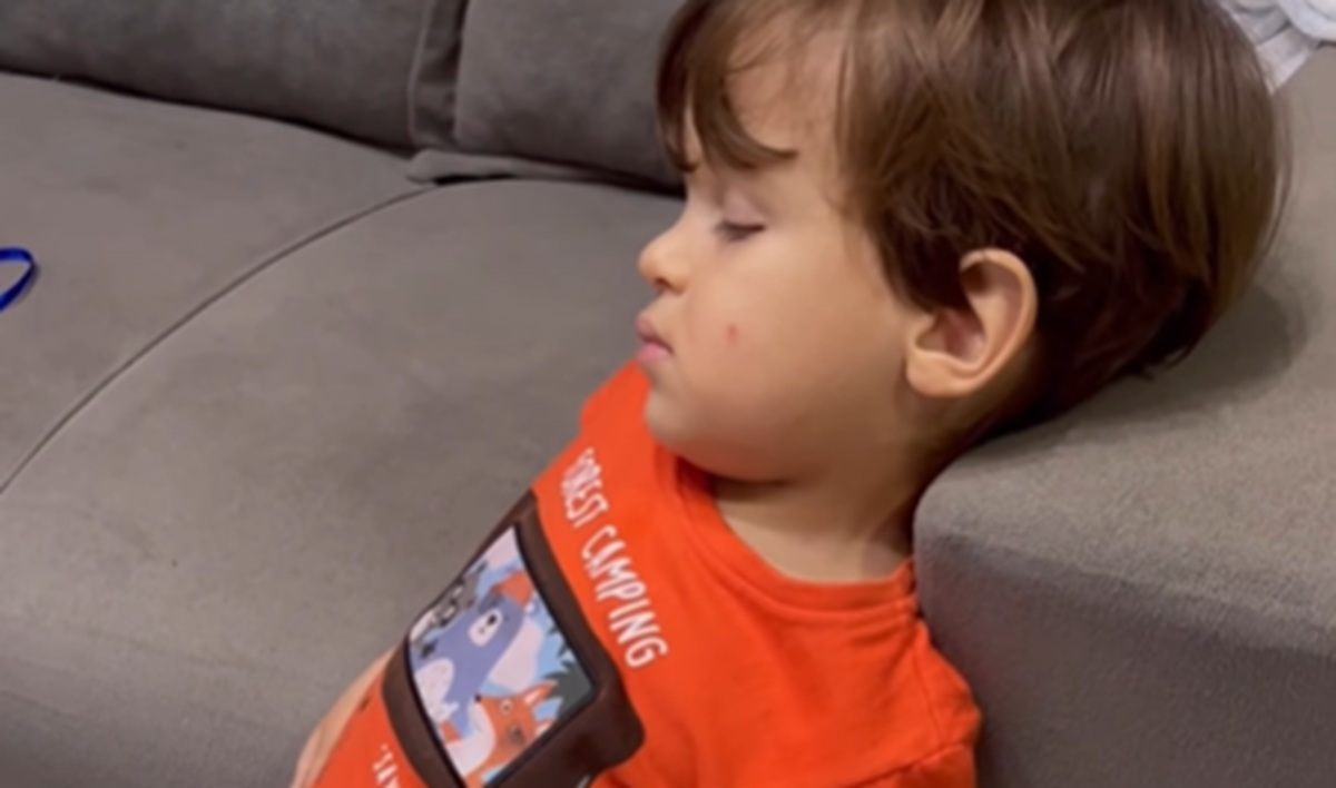 Imagem destacada do post: Menino dorme em pé após brincar bastante e vídeo viraliza nas redes