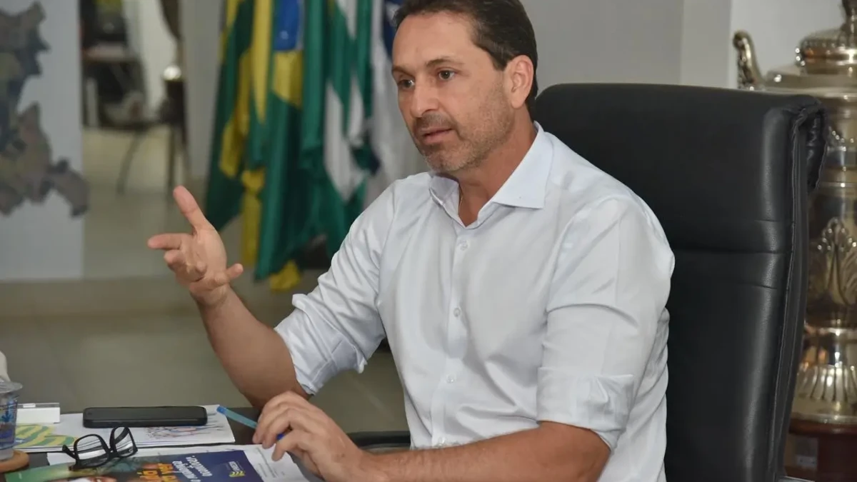 Leandro Vilela sanciona reajuste do piso salarial dos professores em Aparecida