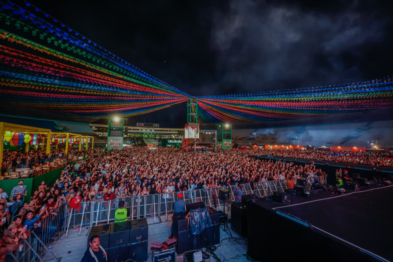 Leonardo surpreende público em primeira noite do Arraiá do Bem no Serra Dourada; veja como foi