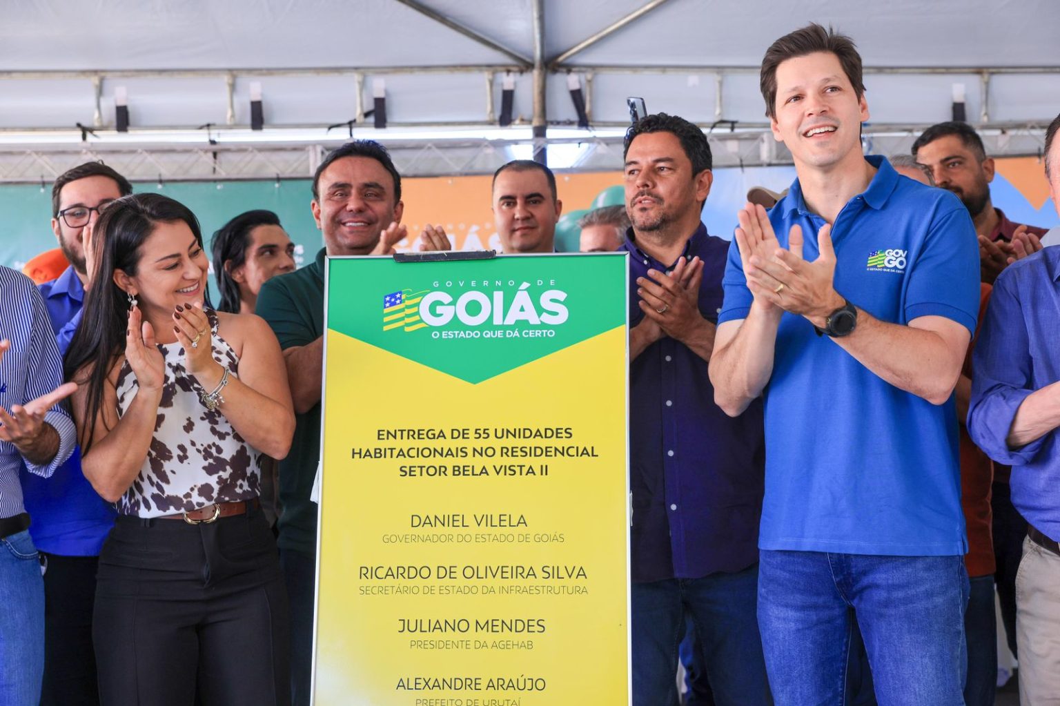 “Vocês estão virando a chave da vida de vocês”, diz Daniel Vilela ao entregar casas em Urutaí