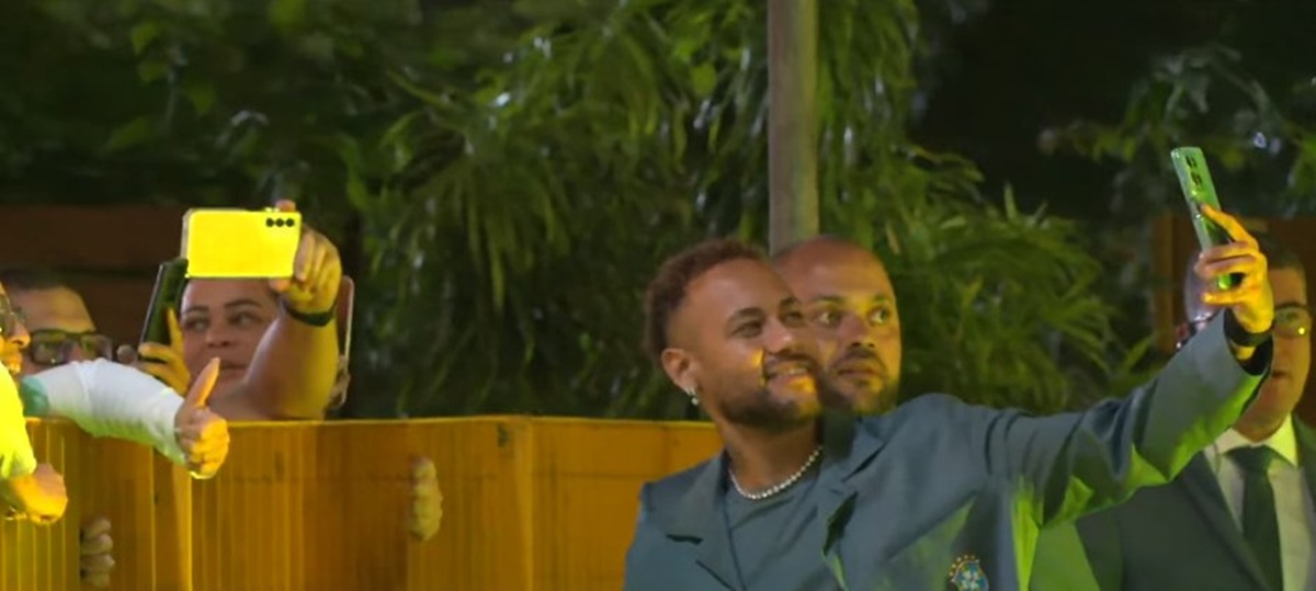Imagem destacada do post: Neymar atende fãs na porta do hotel antes de embarque da Seleção para os EUA