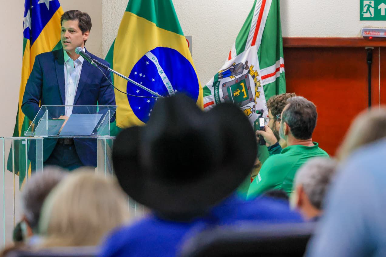 Daniel Vilela entrega 500º título do Regulariza Campo a produtores rurais em Goiânia