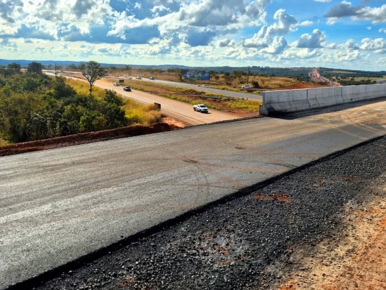 Viaduto da GO-139, em Caldas Novas, entra na fase de pavimentação asfáltica