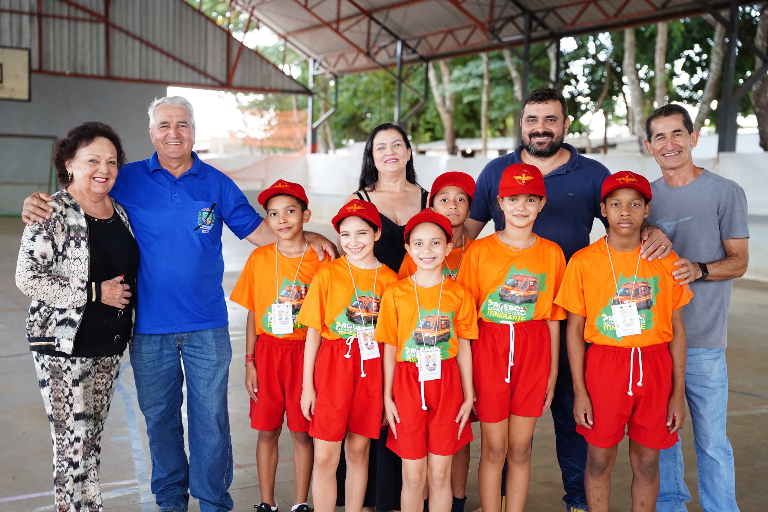 Alunos do Bombeiro Mirim recebem uniformes em São Miguel do Passa Quatro 