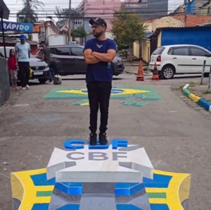 No clima da Copa, artista cria escudo 3D da Seleção na rua e impressiona [vídeo]