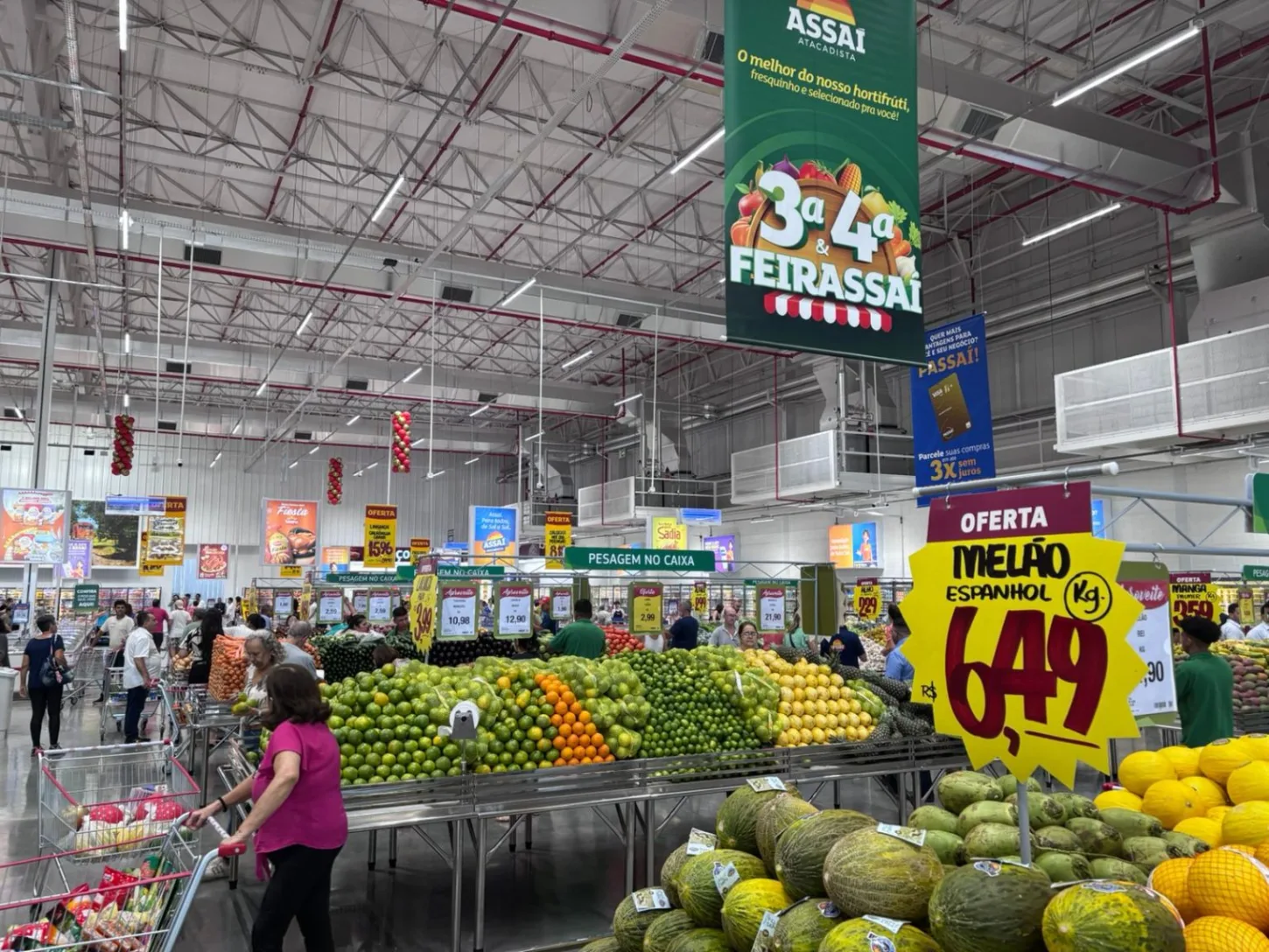 Maioria dos supermercados em Goiás descumpriram fechamento no domingo às 11h, diz sindicato