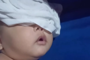 Mãe flagra bebê dormindo de olho aberto e vídeo viraliza na internet; veja cena