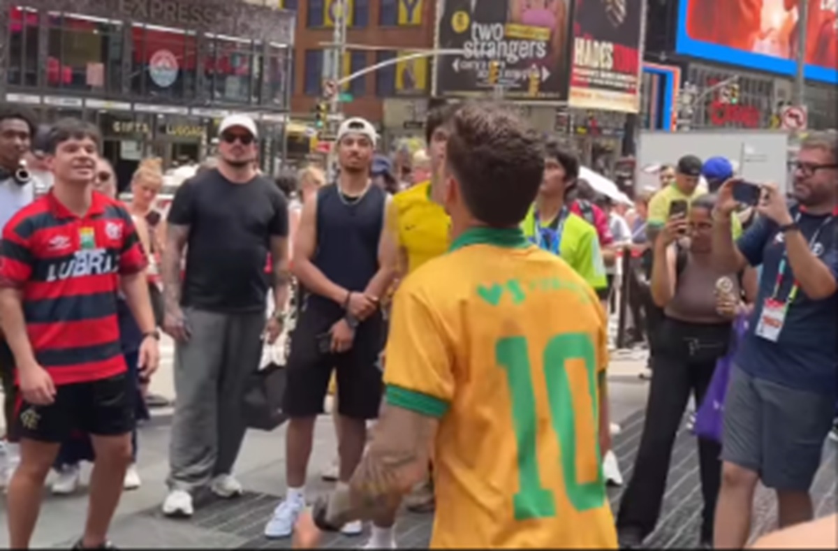 Brasileiros lotam Times Square em NY há poucas horas da estreia do Brasil na Copa; veja vídeo