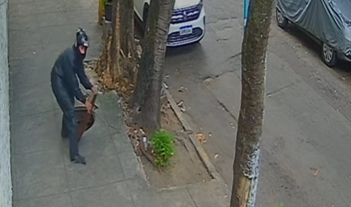 Imagem destacada do post: Veja momento em que mulher cai no bueiro em rua do RJ e é resgatada por motociclista