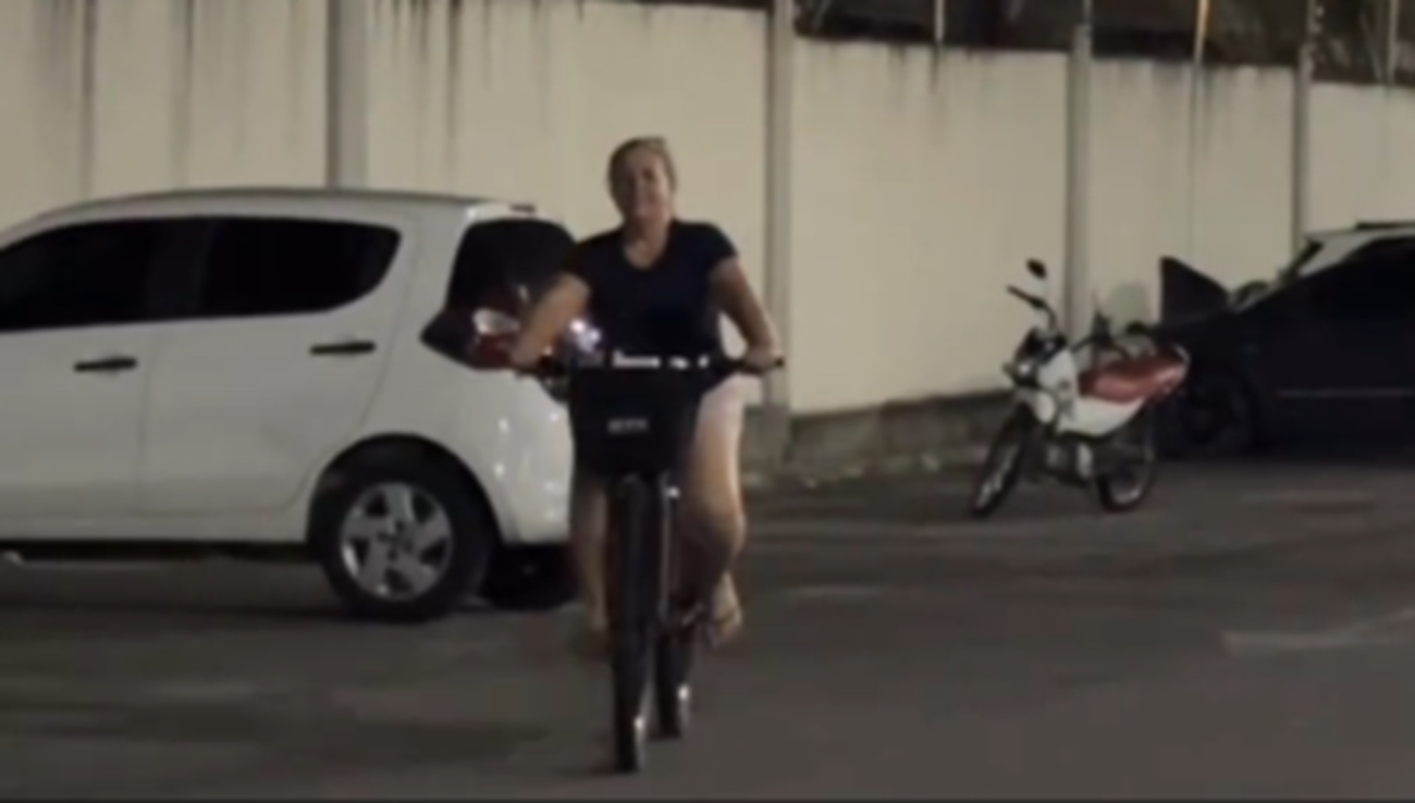 Imagem destacada do post: Cachorrinho preto escondido em cestinha de bike vira atração em passeio noturno