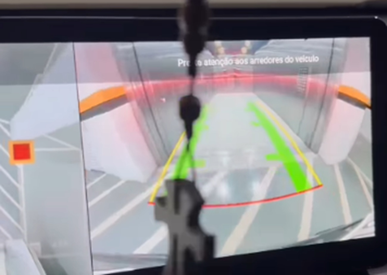 Homem mostra elevador que leva o carro direto pro apartamento em Goiânia e viraliza; veja vídeo