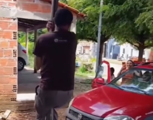 Pai tem reação explosiva ao ganhar carro da filha: “olha a bagaceira!” [vídeo]