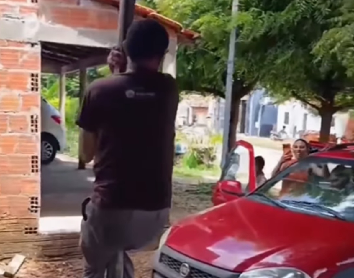 Pai tem reação explosiva ao ganhar carro da filha: “olha a bagaceira!” [vídeo]