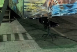 Uma cadeira sustenta tudo? Cena no parque gera debate nas redes sociais [vídeo]