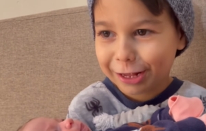 Menino encanta ao demonstrar carinho pela irmã  com gesto simples