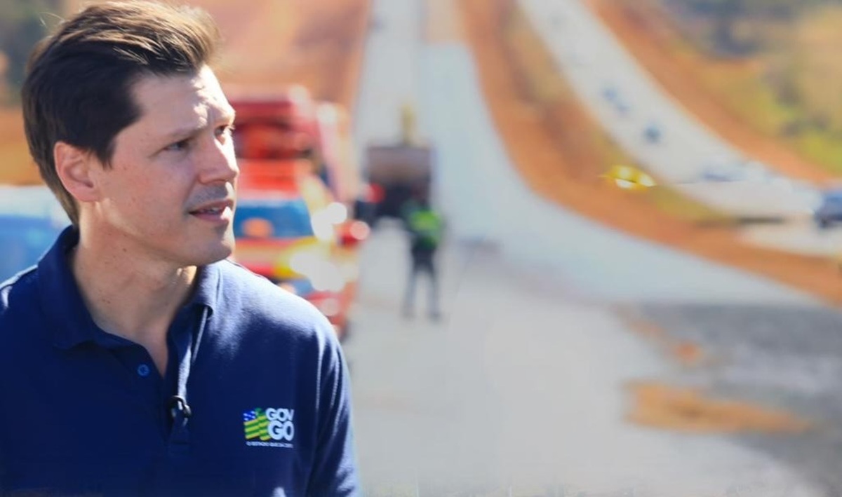 Daniel Vilela vistoria obras do viaduto de Caldas Novas e em rodovias na região