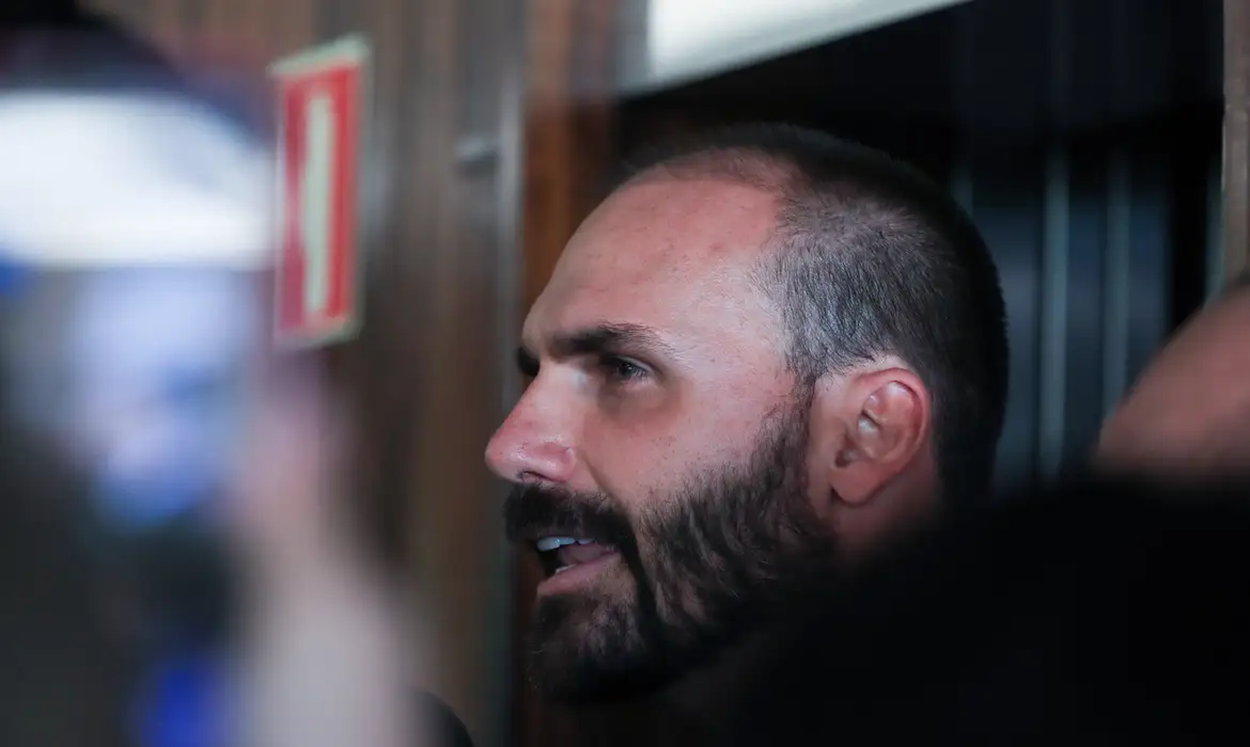 HOJE: STF decide se Eduardo Bolsonaro será condenado no processo do tarifaço; entenda
