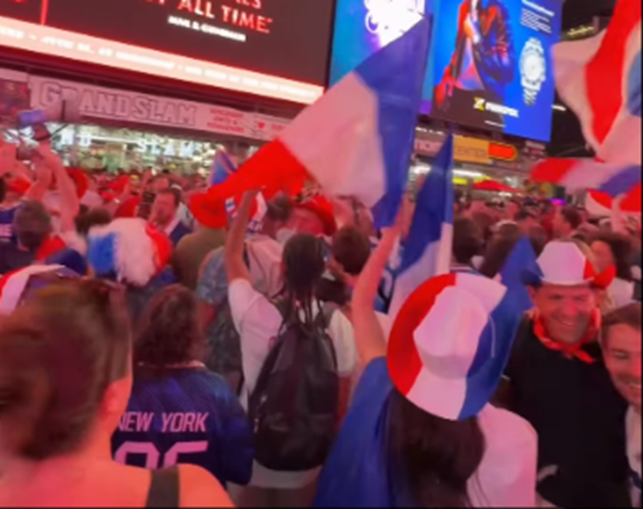 Torcedores da França agitam Times Square antes da estreia da seleção na Copa; veja vídeo