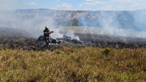Avião de pequeno porte cai e piloto é resgatado de helicóptero em Nerópolis