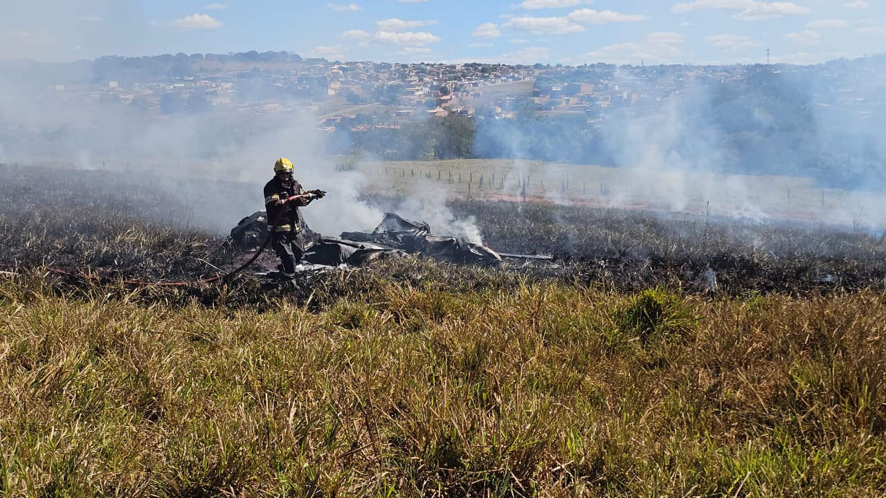 Avião de pequeno porte cai e piloto é resgatado de helicóptero em Nerópolis