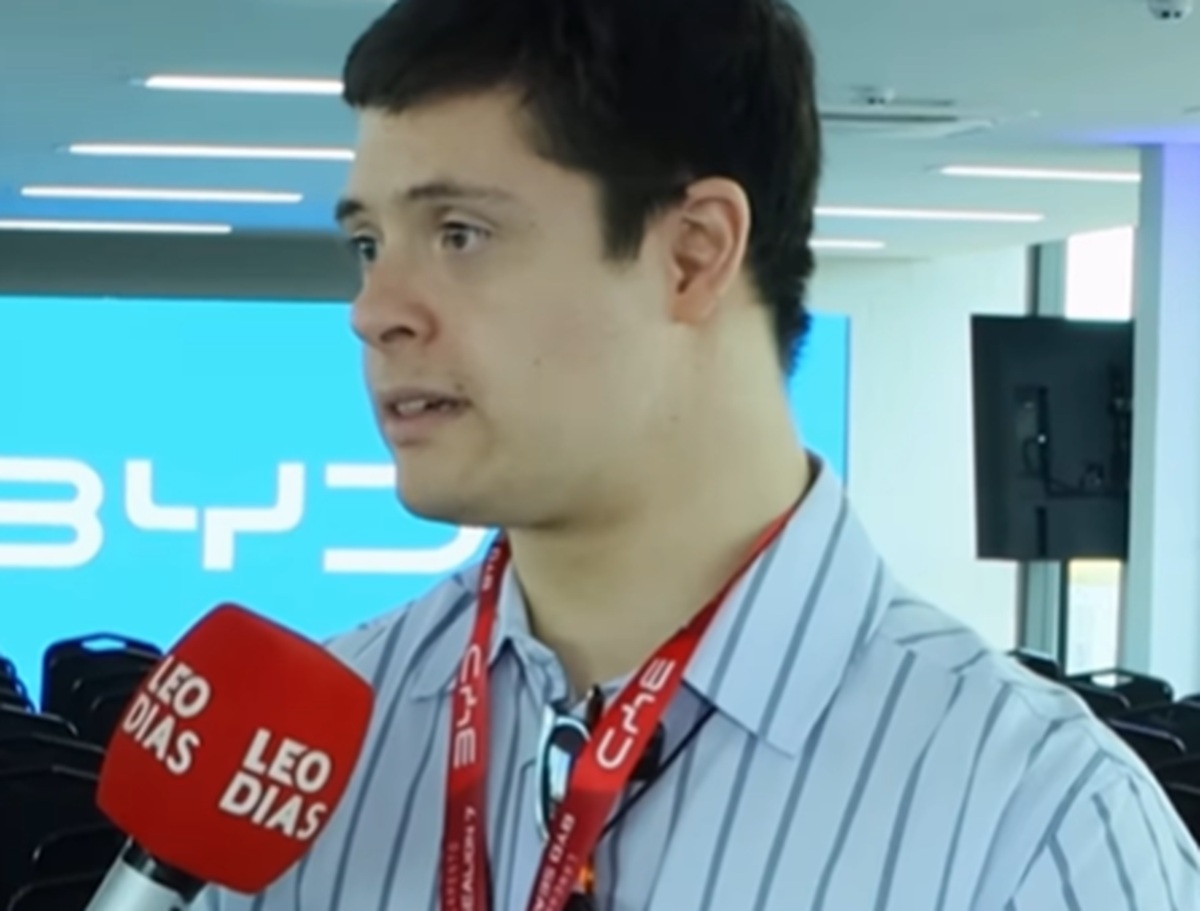Influenciador se torna o 1º condutor com síndrome de Down a tirar CNH em Goiás