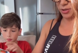 Mãe tira figurinha rara no Álbum da Copa e filho entra em choque: “É uma legend!”