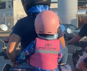 Mãe encontra solução inusitada para levar filha na moto e cena chama a atenção