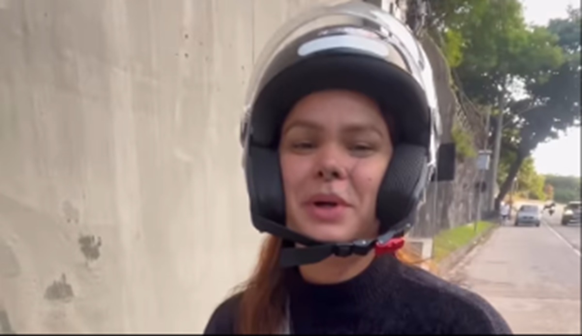 Imagem destacada do post: Pombo atinge rosto de mulher durante passeio de moto na cidade e viraliza