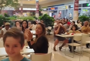 Mãe para praça de alimentação pra cantar parabéns ao filho; veja vídeo