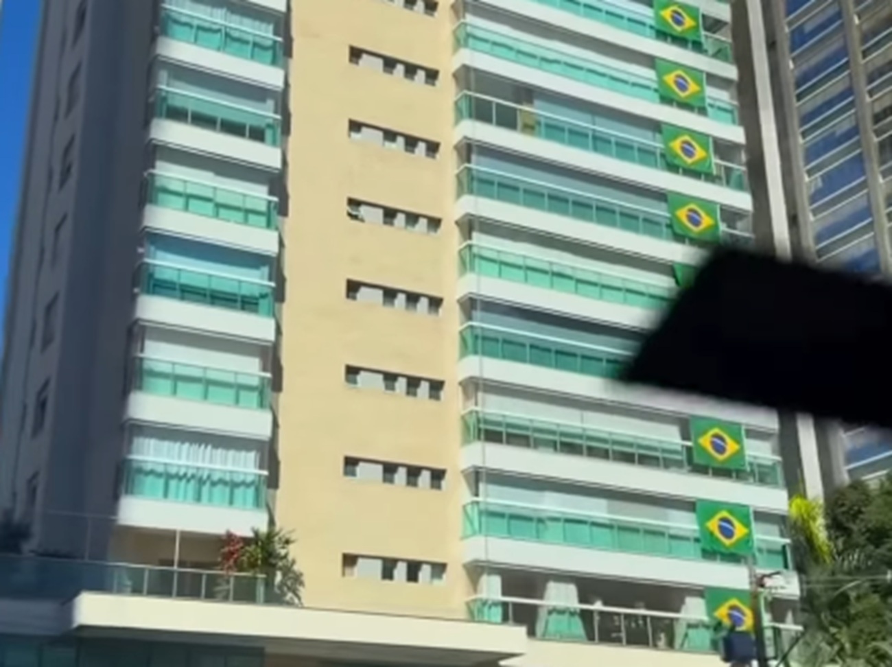 Prédio em Goiânia ganha bandeiras nos andares e entra no clima da Copa; veja vídeo