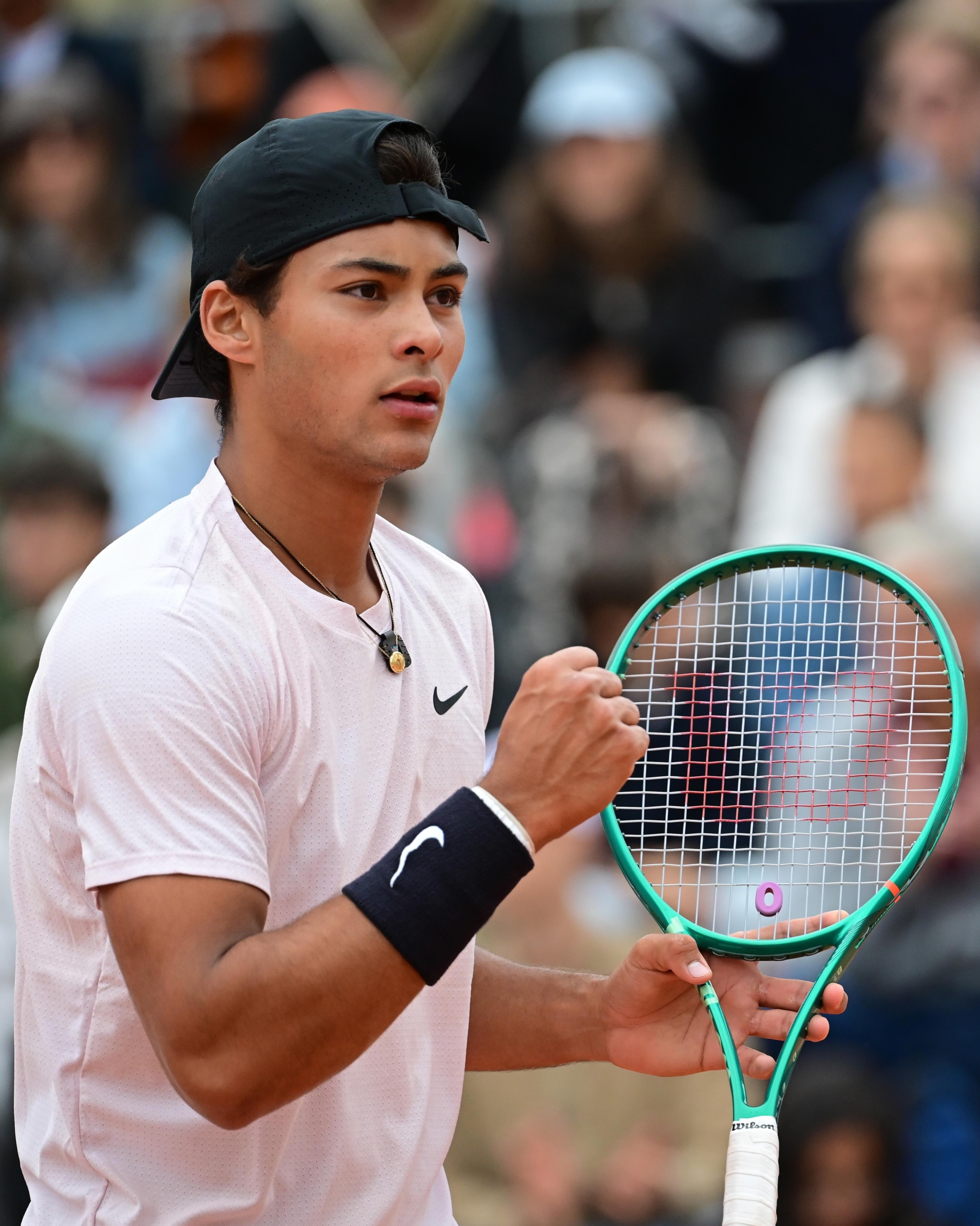 Guto Miguel faz história e é 1º brasileiro campeão juvenil de Roland Garros