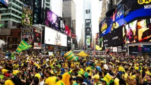 Brasileiros lotam Times Square há poucas horas da estreia do Brasil na Copa