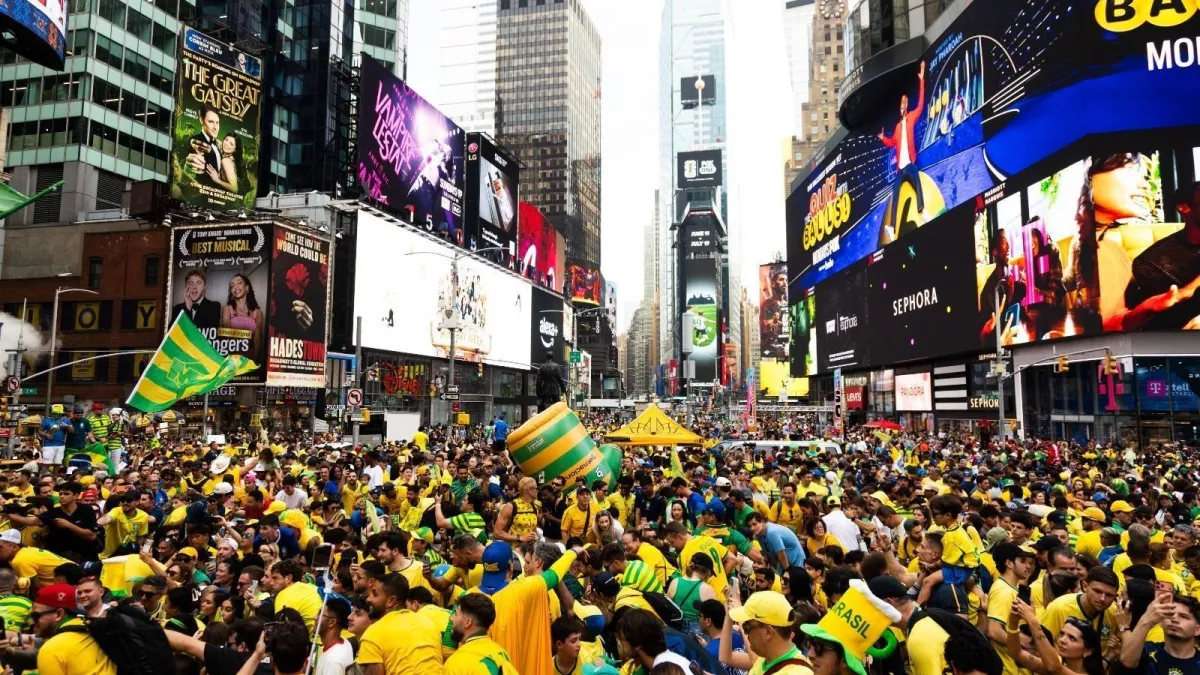 Brasileiros lotam Times Square há poucas horas da estreia do Brasil na Copa