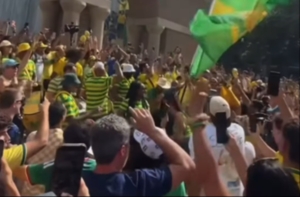 Torcida brasileira toma as ruas de Houston, no Texas, antes do duelo com Japão