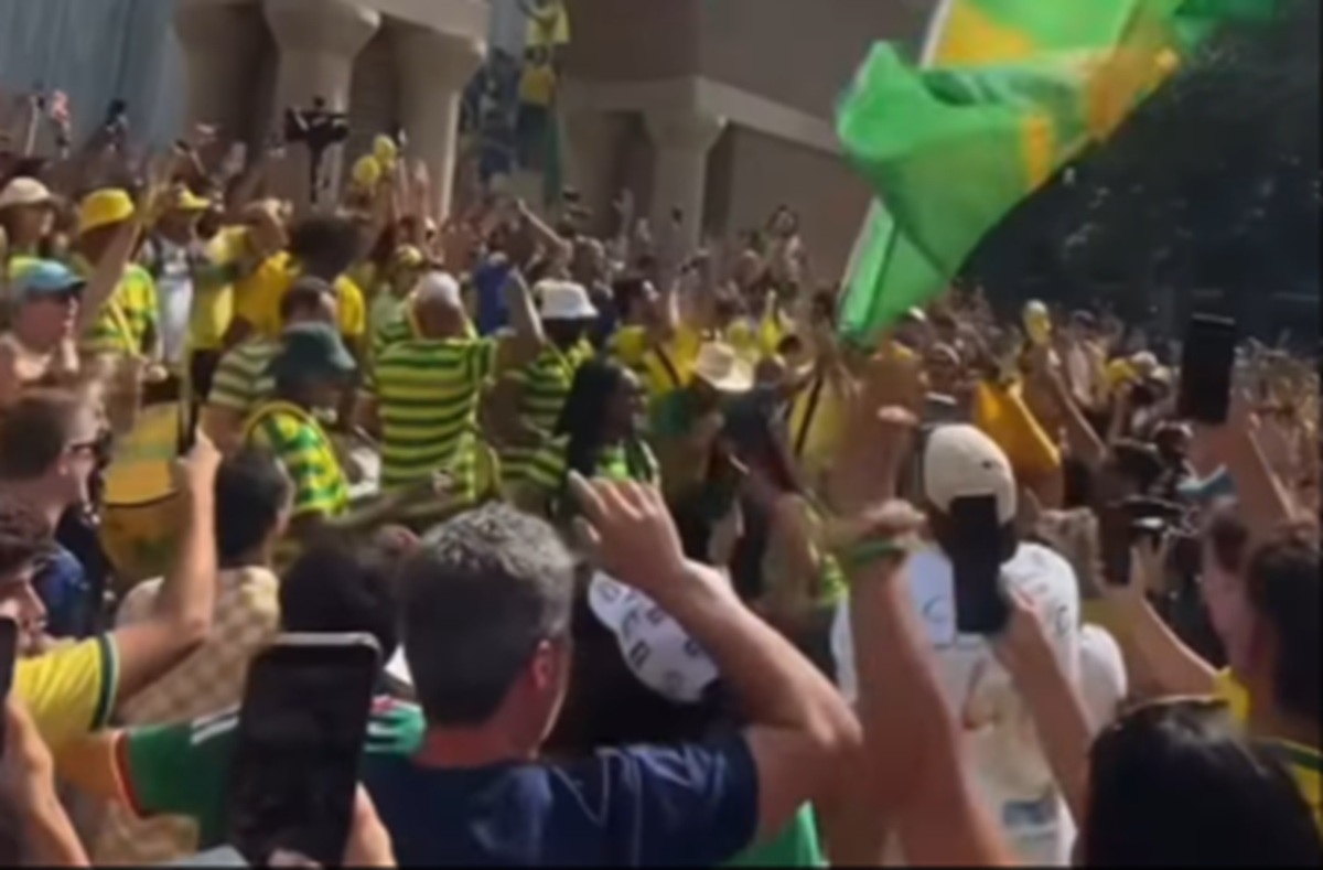 Torcida brasileira toma as ruas de Houston, no Texas, antes do duelo contra o Japão; veja vídeos